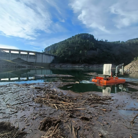 Enlèvement de corps flottants sur barrage